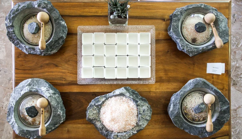 Bädertisch im Frauenhotel Revital mit verschiedenen Badesalzen.