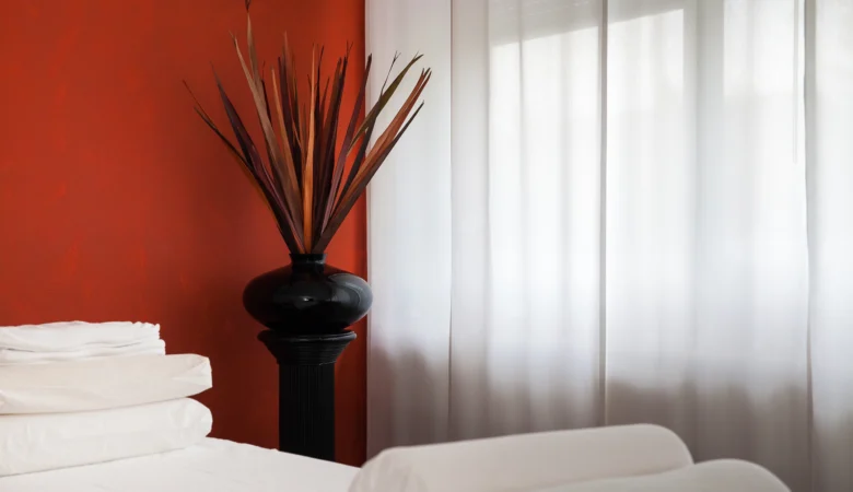 Behandlungszimmer im Frauenhotel Revital. Massageliege mit weisser Frotteewäsche.