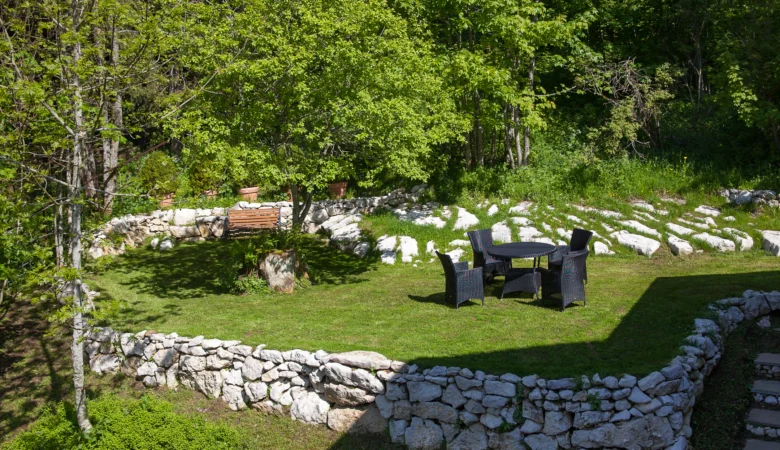 Sitzgruppe auf der Wiese hinter dem Haus. Revital. Erholungshotel für Frauen.