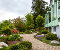 Garten vor dem Haus. Frauenhotel Revital auf dem Balcon du Jura.