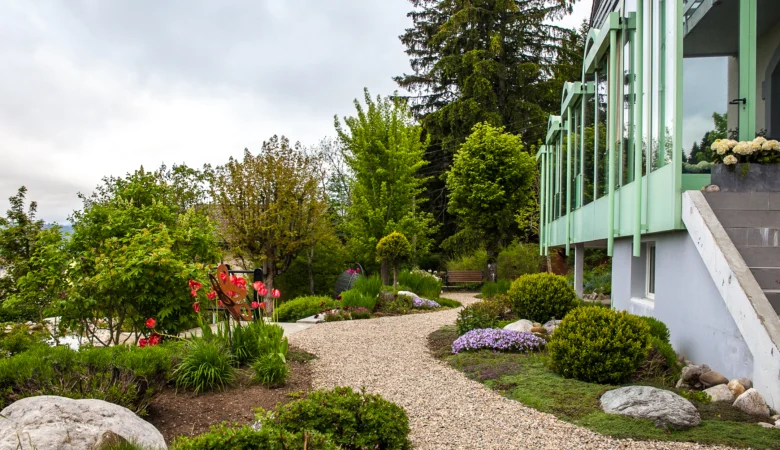 Garten vor dem Haus. Frauenhotel Revital auf dem Balcon du Jura.
