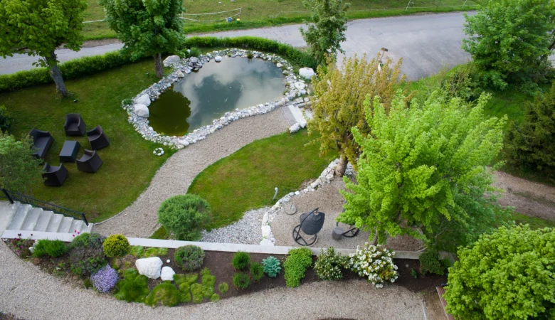 Blick aus einem Zimmer auf den Teich im Garten. Erholungshotel Revital. Balcon du Jura.