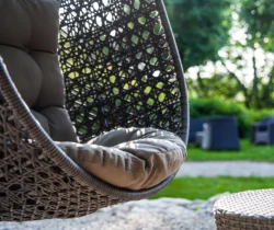Schaukelkorb im Garten des Frauenhotels Revital auf dem Balcon du Jura.