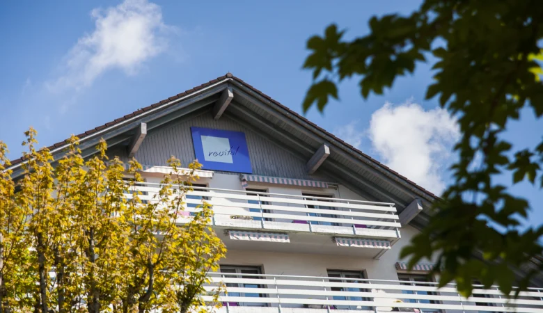 Nahaufnahme Revital. Erholungshotel für Frauen. Südseite mit Balkonen.