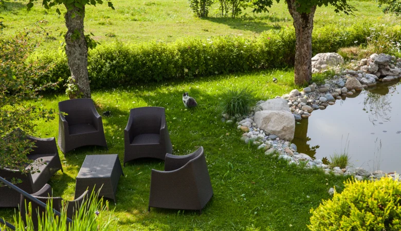 Sitzgruppe neben dem Weiher. Garten. Revital. Erholungshotel für Frauen.