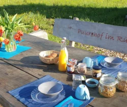 Frühstück unter den alten Kirschbäumen