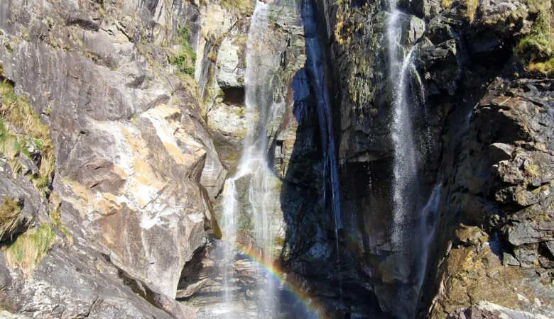 Ein Sprung ins kalte Nass und das Schwimmen unter einem Wasserfall!