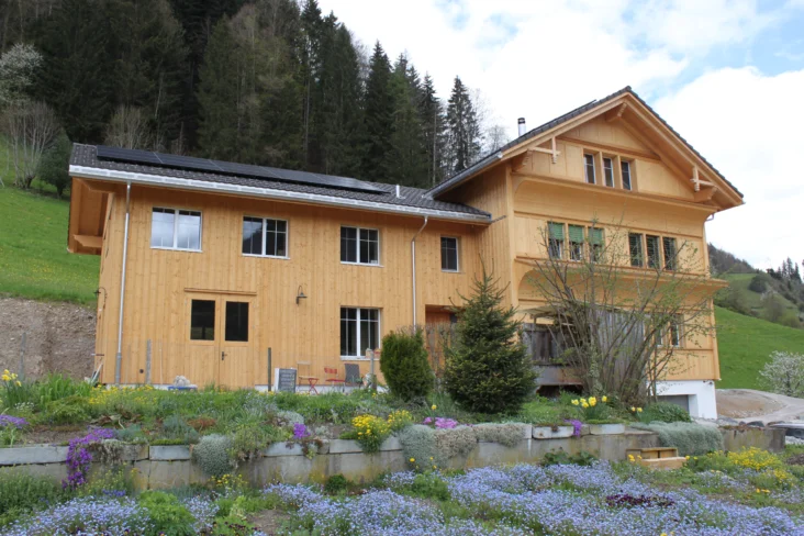 Chesa Clavazzin mit den Gästezimmern im 1. Stock des Anbaus.