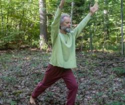 Druide Paul zeigt die Übung Erddrache aus dem Wyda