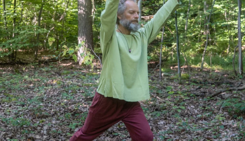 Druide Paul zeigt die Übung Erddrache aus dem Wyda