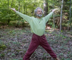 Druide Paul zeigt die Übung: Sich mit der Welt verbinden, aus dem Wyda