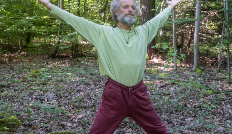 Druide Paul zeigt die Übung: Sich mit der Welt verbinden, aus dem Wyda